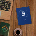 Eleganter Simple Royal Blue Monatsplaner Planer<br><div class="desc">Einfache Elegant Royal Blue Minimalistisch Planner ist ideal für den Alltag, Büromitarbeiter, Veranstaltungsplaner oder für jeden beruflichen und persönlichen Gebrauch. Das elegante, minimale, einfache, elegante und moderne Design ist perfekt für die Geschäftswelt, mit einem Jahr und Namen, die sich an Ihre Wünsche anpassen lassen. Dieser Planer kann ein vollkommenes Geburtstagsgeschenk...</div>