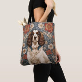 Eleganter Spaniel auf floralem Hintergrund Tasche (Von Nahem)