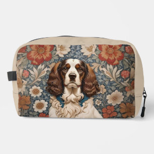 Eleganter Spaniel auf floralem Hintergrund Waschbeutel