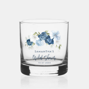 Eleganter staubblauer floraler Brautparty-Schriftz Whiskyglas