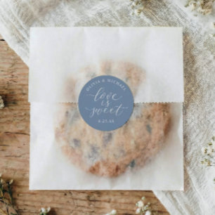 Eleganter Staubblauer Love is Sweet Hochzeit Runder Aufkleber