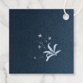 eleganter staubblauer & marineblauer Blumenkranz Geschenkanhänger (Rückseite)