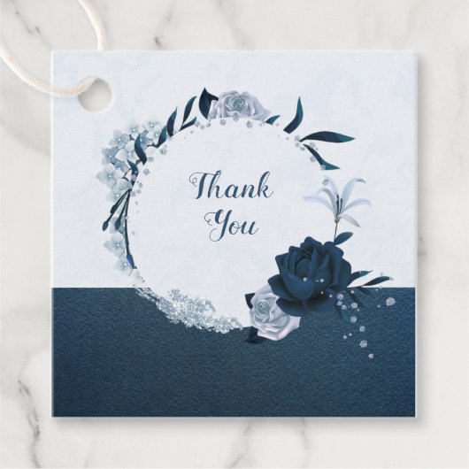 eleganter staubblauer & marineblauer Blumenkranz Geschenkanhänger (Vorderseite)