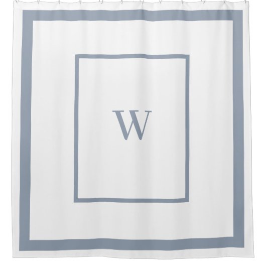 Eleganter staubblauer Monogram-Letter Duschvorhang (Vorderseite)