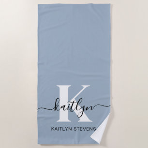 Eleganter staubblauer Schriftmonogramm Strandtuch