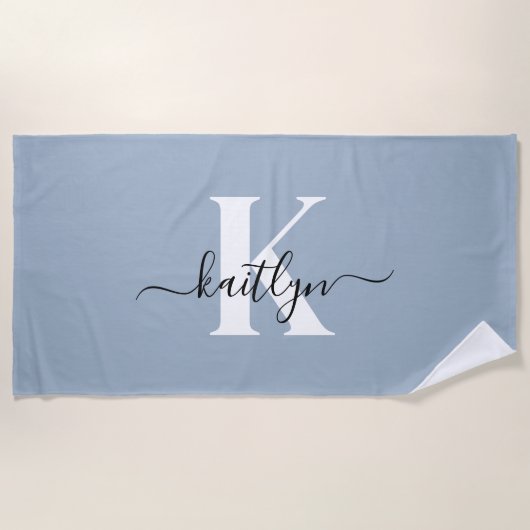 Eleganter staubblauer Schriftmonogramm Strandtuch (Vorderseite)
