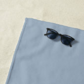 Eleganter staubblauer Schriftmonogramm Strandtuch (Beispiel)