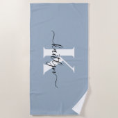 Eleganter staubblauer Schriftmonogramm Strandtuch (Vorderseite)
