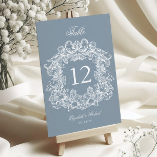 Eleganter Staubblauer Vintage-Wappen Hochzeit Tischnummer