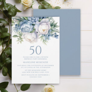 Eleganter staubblauer weißer Blumenstrauß zum 50.  Einladung