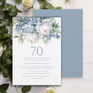 Eleganter staubblauer weißer Blumenstrauß zum 70. Einladung