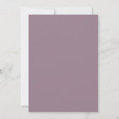 Eleganter staubiger lila Hochzeits-Formal-Script S Einladung (Rückseite)