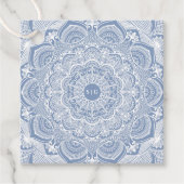 Eleganter, staubiger, weißer Spitzenmanala Geschenkanhänger (Vorderseite)