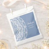 Eleganter, staubiger, weißer Spitzenmanala Geschenktütchen (Ausgeschnitten)