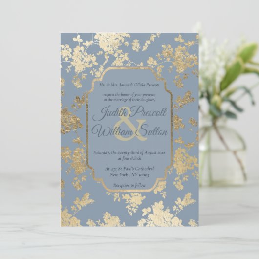 Eleganter Stil Dusty Blue Gold Floral Wedding Einladung (Stehend Vorderseite)