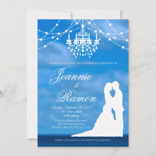 Eleganter Strand, Couple & Chandelier Summer Weddi Einladung (Vorderseite)