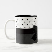 Eleganter, stylischer Schwarz-Weiß-Polka-Dots-Schw Zweifarbige Tasse (Links)