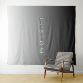 Eleganter Text über einfaches, modernes Grau Ombre Wandteppich (Beispiel (Horizontal))