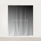 Eleganter Text über einfaches, modernes Grau Ombre Wandteppich (Vorderseite)