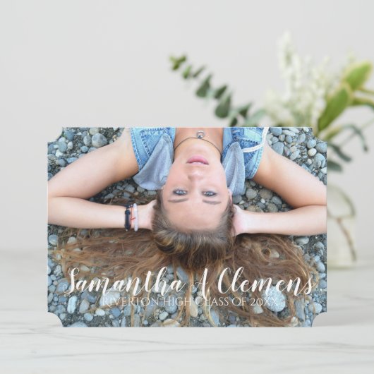 Eleganter Trendy Script Foto Abschluss Einladung (Stehend Vorderseite)