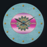 Eleganter Türkis u. rosa Kunst-Deko-Wand-Uhr Große Wanduhr<br><div class="desc">Hübsche Wanduhr getan in einem Türkisdamasthintergrund.  Elegante Grafiken der Goldbolzen stellen die Zahlen,  um den Rand dar,  und ein reizendes Türkis- und rosakunst-Dekoartoval verziert die Mitte der Uhr.  Fertigen Sie besonders an,  um Text zu addieren.  Reizende Uhr für irgendeinen Raum des Hauses oder des Büros.</div>