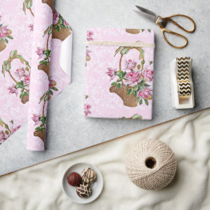Eleganter Vintage-Rosenkorb auf rosa Damast Geschenkpapier