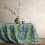 Eleganter Vintager, grüner, blauer Jouy-Toile Tischdecke<br><div class="desc">Vintage grüne blaue Toilette mit Jouy Duschtablette. Steigern Sie Ihre Wohngestaltung mit der zeitlosen Eleganz von toile de jouy Vintage, nahtlose Druckmuster, inspiriert durch die herrliche romantische französische Landschaft. Diese ausgeklügelten Toile-Drucke sind im Moment ein echter Wutanfall, schöne Designs, die jedem Raum natürliche Schönheit verleihen. Dieses elegante und gemütliche Ambiente...</div>