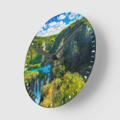 Eleganter Wasserfall landschaftlich, Kroatien Runde Wanduhr (Winkel)