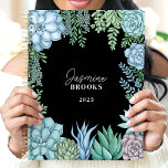 Eleganter Wasserfarben Sukkulenter Individuelle Na Planer<br><div class="desc">Dieses elegante Design präsentiert einen Aquarellrahmen mit Sukkulenten in sanften Grün, Blau und Blütentönen, Set vor einem schwarzen Hintergrund. Der personalisierte Name und das Jahr schaffen eine einzigartige und raffinierte Touch, die sich perfekt für Studierende, Profis oder Pflanze-Enthusiasten eignet. Ideal für die Organisation von Tagesaufgaben, Zeitschriften oder die Planung mit...</div>