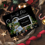 Eleganter Weihnachtsrahmen Save the Date Postkarte<br><div class="desc">Elegante Weihnachtskarte mit Weihnachtsrahmen,  einer Vielfalt von Goldbaubeln,  Bändern,  Bögen und Weihnachtszweigen Save the Date. Die Postkarte hat einen klassischen schwarzen Hintergrund und eine moderne,  weiße Textvorlage,  die leicht zu personalisieren ist.</div>