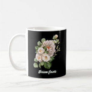 Eleganter weißer Blumenstrauß mit grünen Blättern Kaffeetasse