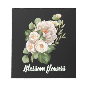 Eleganter weißer Blumenstrauß mit grünen Blättern Notizblock
