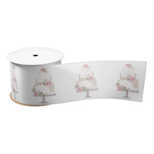 Eleganter, weißer, dreistufiger Kuchen Satinband