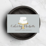 Eleganter weißer Kuchen mit floraler Torte Visitenkarte<br><div class="desc">Ein eleganter, mit weißen Blume geschmückter, gestufter Kuchen steht auf einem Goldkuchen-Imitat für eine wunderschöne Ästhetik auf der Visitenkartenvorlage dieser Bäckerei oder des Tortendekorators. Aktualisieren Sie den kalligrafischen Text mit Ihrem Namen oder Firmennamen für ein Sofortlogo. Das doppelseitige Design bietet viel Platz für Ihre Informationen auf der Rückseite. © 1201AM...</div>