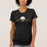 Eleganter weißer Kuchen mit Florals II T-Shirt<br><div class="desc">Koordiniert bis 12.01 Uhr den eleganten weißen Kuchen mit Florals II Cake Decorating Business Card Template. Ein eleganter, mit weißen Blume geschmückter, gestufter Kuchen steht auf einem Goldkuchen-Imitat für eine wunderschöne Ästhetik auf diesem T - Shirt- oder Backdekorator. Aktualisieren Sie den kalligrafischen Text mit Ihrem Namen oder Firmennamen für ein...</div>