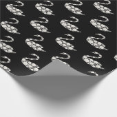 Eleganter weißer Perlenschwan auf schwarzem Hinter Geschenkpapier (Ecke)