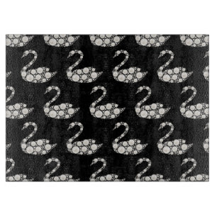 Eleganter weißer Perlenschwan auf schwarzem Hinter Schneidebrett