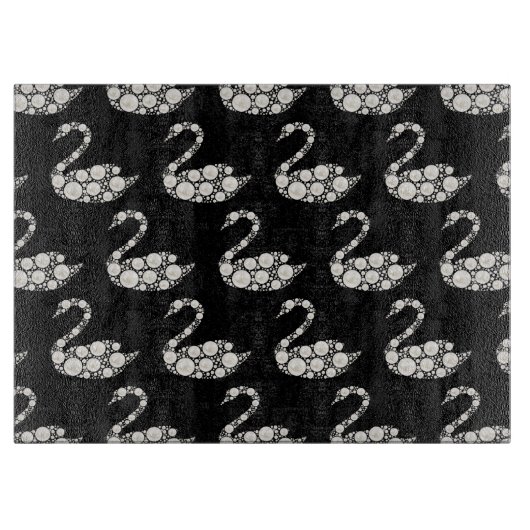 Eleganter weißer Perlenschwan auf schwarzem Hinter Schneidebrett (Vorderseite)