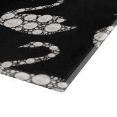 Eleganter weißer Perlenschwan auf schwarzem Hinter Schneidebrett (Ecke)