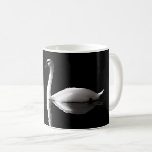 Eleganter weißer Schwan Reflektion am Schwarzen Se Kaffeetasse