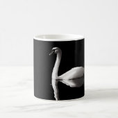 Eleganter weißer Schwan Reflektion am Schwarzen Se Kaffeetasse (Mittel)