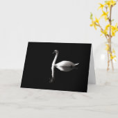 Eleganter weißer Schwan Reflektion am Schwarzen Se Karte (Gelbe Blume)