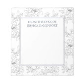 Eleganter, weißer Stift, Blume vom Schreibtisch ge Notizblock (Vorderseite)