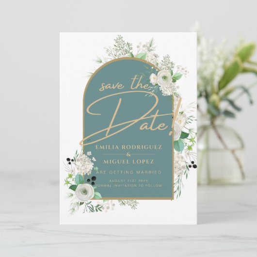 Eleganter Weißrosen-Meerglasbogen Rett Datum Einladung (Stehend Vorderseite)