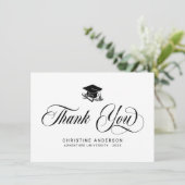 Eleganter White Black Script Grad Cap Abschluss Dankeskarte (Stehend Vorderseite)