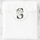 Eleganter White Floral Monogram Letter S auf Weiß Runder Aufkleber (Tasche)