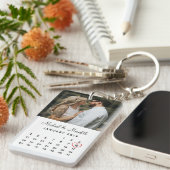 Eleganter White Foto Wedding Anniversary Kalender Schlüsselanhänger (Vorderseite rechts)