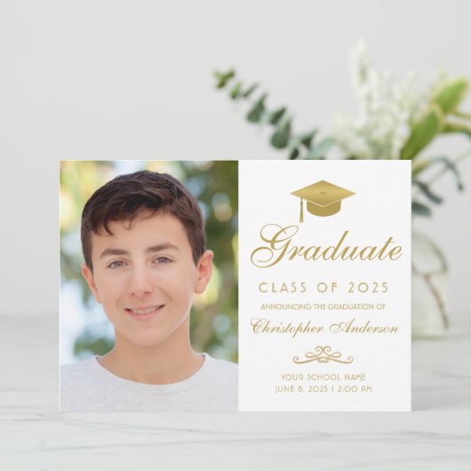 Eleganter White Gold Script Cap Foto Abschluss Ankündigung (Stehend Vorderseite)