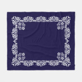 Eleganter White Lace Vector auf Navy Blue Fleecedecke (Vorderseite (Horizontal))