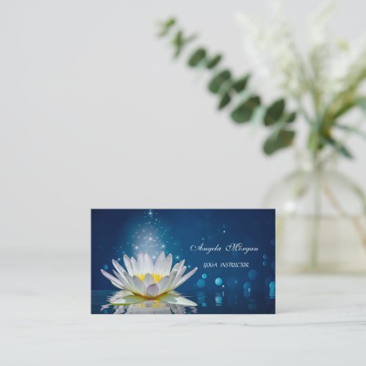 Eleganter White Lotus Blue Yoga Instructor Visitenkarte (Stehend Vorderseite)